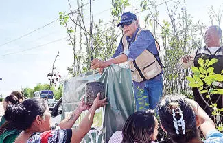 Realizan con respuesta positiva una dinámica con los vecinos, en la que intercambiaron cacharros por árboles
