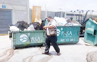 La descomposición expuesta no sólo libera lixiviados (líquidos contaminantes) que dañan el suelo, sino que acelera la proliferación de moscas.