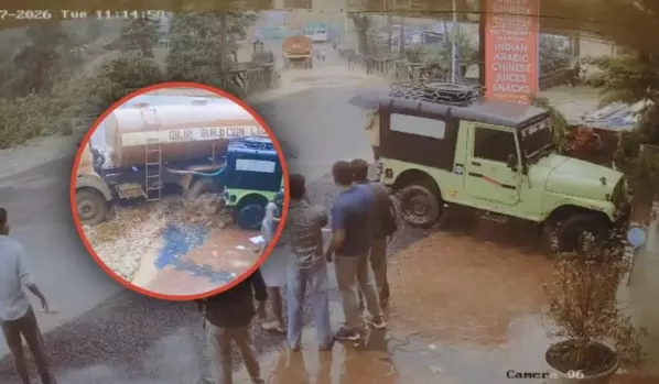 La grabación muestra cuando una masa de tierra se desprende cerca de un puente