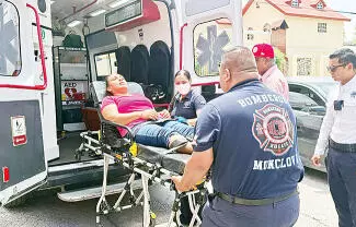 Una mujer lesionada y daños materiales en un automóvil, dejó un choque que se registró la mañana de ayer.