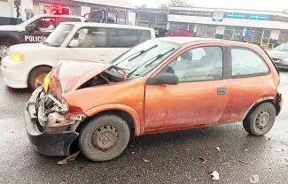 Un conductor que manejaba una camioneta JAC de color blanco, provocó un accidente sobre el bulevar Harold R. Pape.