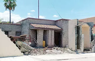 Colapsó sobre una vivienda y bloqueó por completo el carril izquierdo del bulevar Juárez