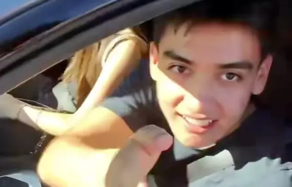Circula en internet un video de Gilberto Mora saludando a un admirador acompañado de una mujer.