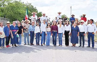 Participantes encabezados por el alcalde Jesús Javier Flores, salen del ejido San Lorenzo y reciben la bendición
