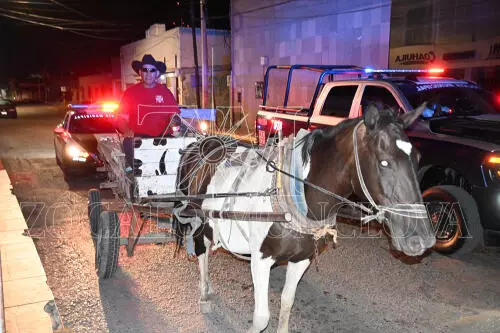 Con lente oscuro y en su carretón, el hombre circulaba por las calles del primer cuadro de la ciudad sin respetar los semáforos y atravesándose a los automóviles.