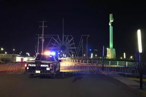 Dos hombres y una mujer fueron captados por el sistema de vigilancia; vecinos también reportaron a los visitantes nocturnos.