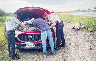 Elementos de la Guardia Nacional brindaron apoyo a una conductora que sufrió una falla mecánica cuando circulaba por la carretera Federal 57.