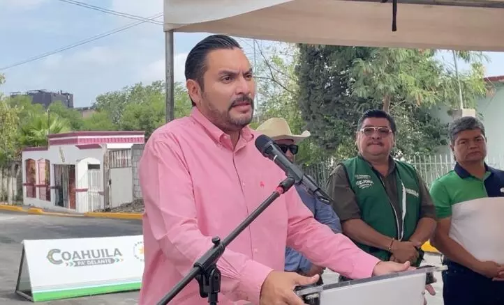 El alcalde de Monclova, Carlos Villarreal, hizo entrega de la obra de pavimentación de dos calles en la colonia Buenos Aires, con una inversión supe