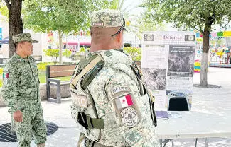 El módulo de la Sedena, instalado en la Plaza Principal de Monclova, recibe hasta 10 jóvenes al día que solicitan información.