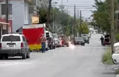 El camión presuntamente responsable del incidente se dio a la fuga antes de que las autoridades pudieran intervenir.