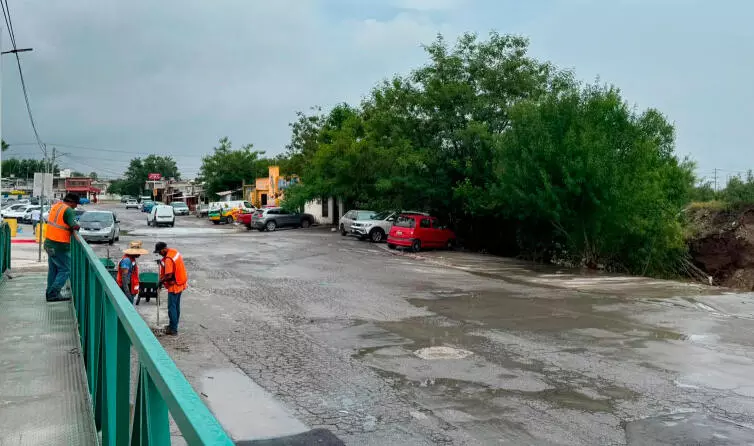 En recorrido por la zona más afectada al sur de Monclova, se pudo apreciar que los automovilistas se arriesgan y continúan estacionándose en el vad