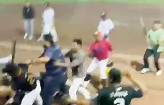 Miembros de dos equipos de softbol protagonizaron una violenta riña campal la noche del pasado martes.