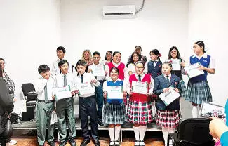 Autoridades educativas y municipales realizaron la entrega de reconocimientos a estudiantes que participaron en la Olimpiada del Conocimiento.