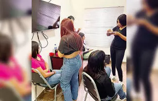 Tres adolescentes que forman parte del programa Aplícate, de la UNIF, aprovecharon las habilidades que han adquirido en el área de la belleza