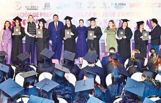 Son 49 monclovenses los que concluyeron su preparatoria y 8 mujeres más recibieron becas universitarias.