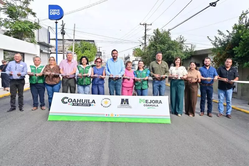 El alcalde de Monclova, Carlos Villarreal, entregó la obra de recarpeteo de la calle Manuel Acuña, en la colonia El Pueblo, con una inversión estat