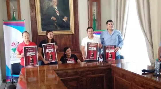 Explicó que la convocatoria contempla una bolsa económica de 600 mil pesos y está integrada por 12 categorías, entre ellas excelencia académica en los niveles de secundaria, preparatoria y universidad