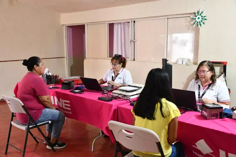 Durante la jornada, los habitantes aprovecharon el módulo para efectuar aclaraciones de datos, cambios de domicilio y la actualización de su credencial de elector