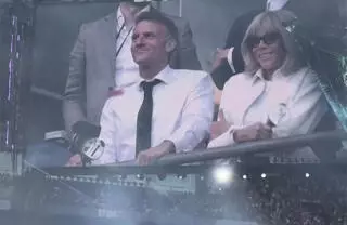 Emmanuel Macron y Brigitte Macron sorprendieron al asistir al concierto de BTS. La primera dama apareció con un Army Bomb y desató la emoción entre ARMY