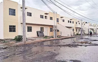 Viviendas tienen fallas estructurales, además, la calle donde se ubican registra múltiples baches e inundaciones de aguas negras
