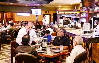 El sector comercial empieza a verse beneficiado por eso, prueba de ello es que los principales restaurantes se ven saturados