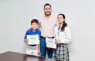 El edil les entregó un reconocimiento por su destacado desempeño académico durante una reunión en la Presidencia Municipal