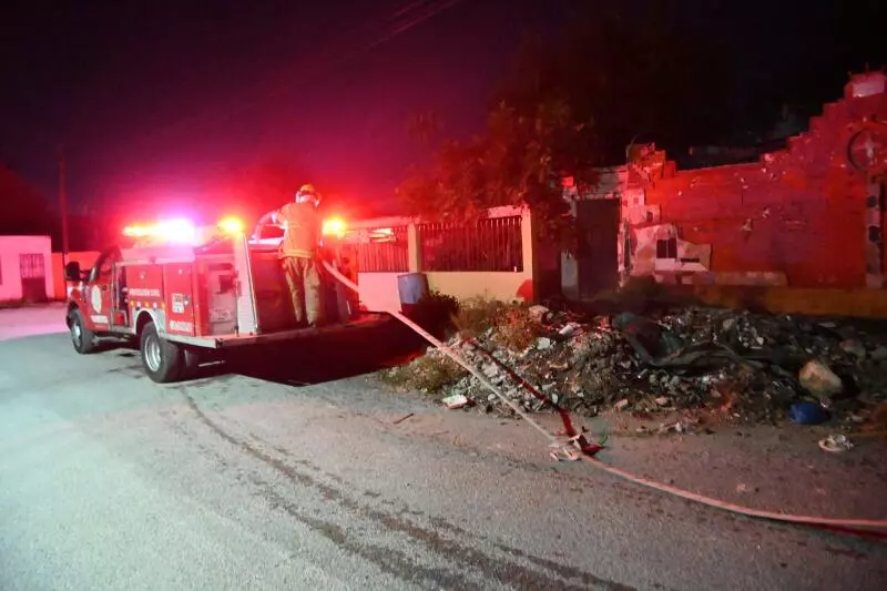 En respuesta al reporte, los Bomberos acudieron al sitio a bordo del camión cisterna y de una unidad de respuesta rápida, preparados para combatir el incendio de la casa habitación.
