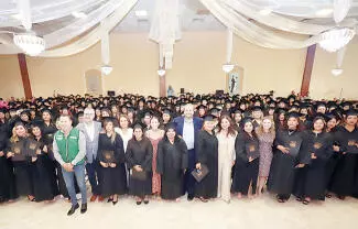 Miles terminan su preparatoria y cursan una carrera profesional