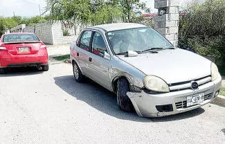 Daños materiales dejó un percance vial, tras la mala pericia de un conductor que terminó impactando a un auto estático.