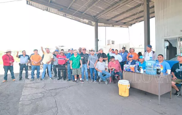 Exobreros del Grupo de Defensa Laboral, al igual que de Puertas, iniciaron el bloqueo “Nadie entra, nada sale de AHMSA”.
