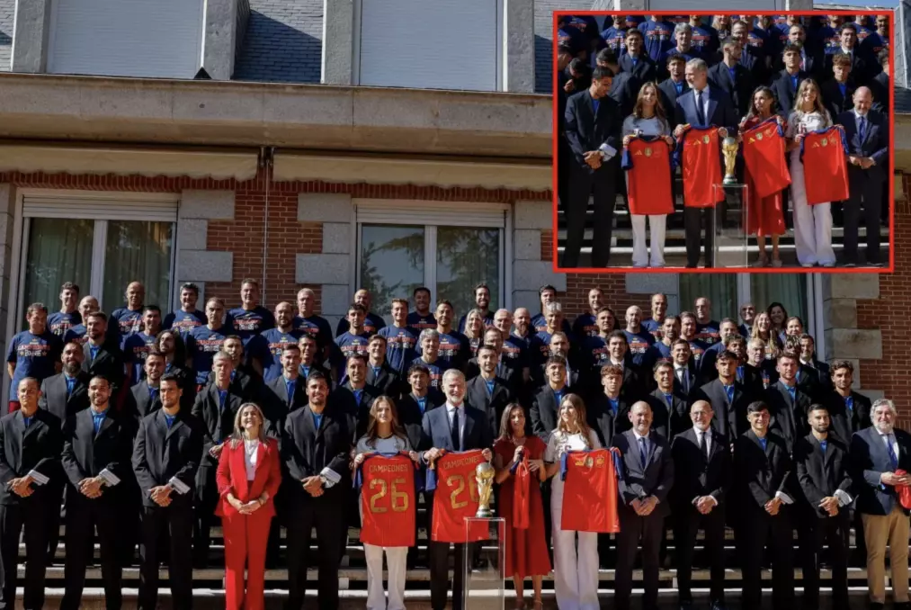 Tal y como se había anunciado, este lunes 20 de julio el rey de España ha recibido a la selección de fútbol masculina tras su participación en el Mundial 2026. 
