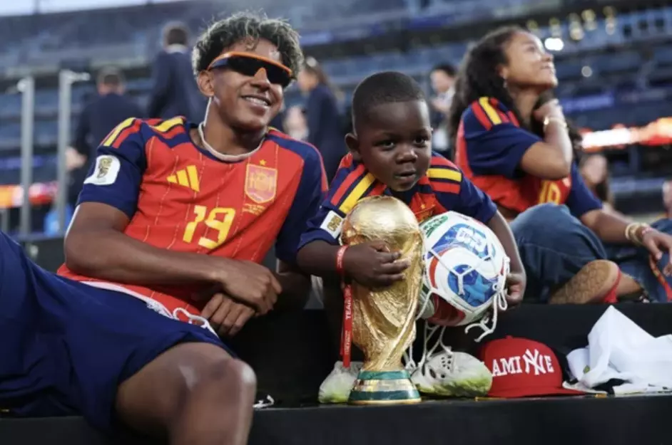  Con apenas unos años de edad, el pequeño acaparó parte del protagonismo durante las celebraciones por su espontaneidad y simpatía. 