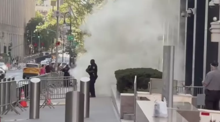 Las autoridades informaron que el detenido utilizó un artefacto incendiario y fuegos artificiales frente al edificio que alberga oficinas del ICE y tribunales de inmigración en Manhattan. 