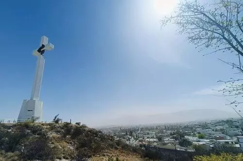 Las condiciones atmosféricas en la región centro de Coahuila consolidan el dominio pleno de la temporada de verano, marcando el ritmo de la población con un ambiente seco y caluroso que se intensificará durante el transcurso de la jornada.