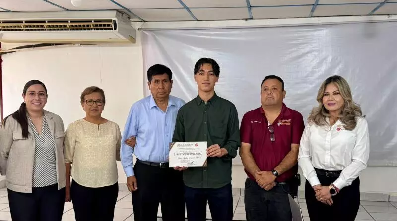 El joven, egresado de la especialidad de Electricidad del Cecati 9, desarrolló un oso negro, emblemático de Coahuila, con material reciclado, utilizando alambre recocido y conexiones que emplea en el aula.