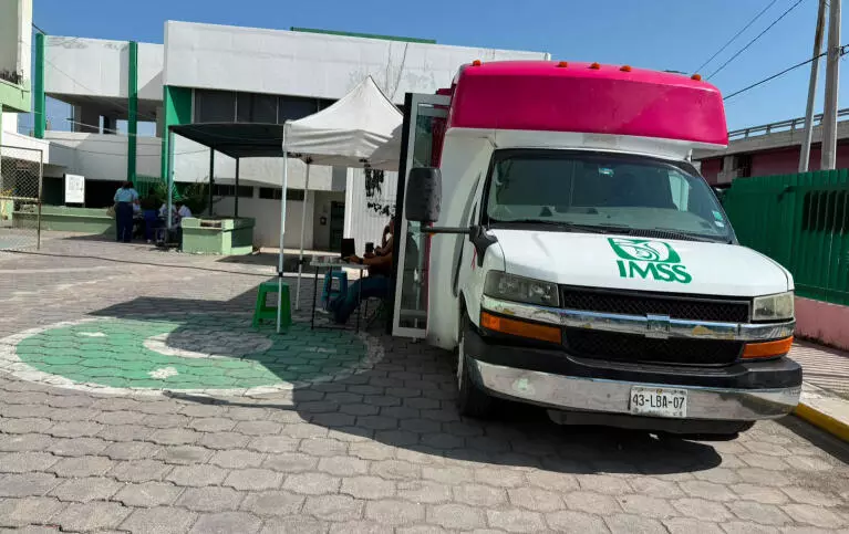 En atención a la lucha contra el cáncer de mama, en la Clínica 7 del IMSS, Salud Preventiva instaló la unidad móvil de mastografías, como examen preventivo.