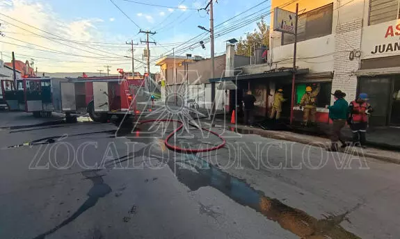 Tras el reporte de emergencia, elementos de Seguridad Pública Municipal y del Heroico Cuerpo de Bomberos de Monclova acudieron al establecimiento para combatir las llamas, logrando controlar y sofocar el incendio antes de que se propagara.