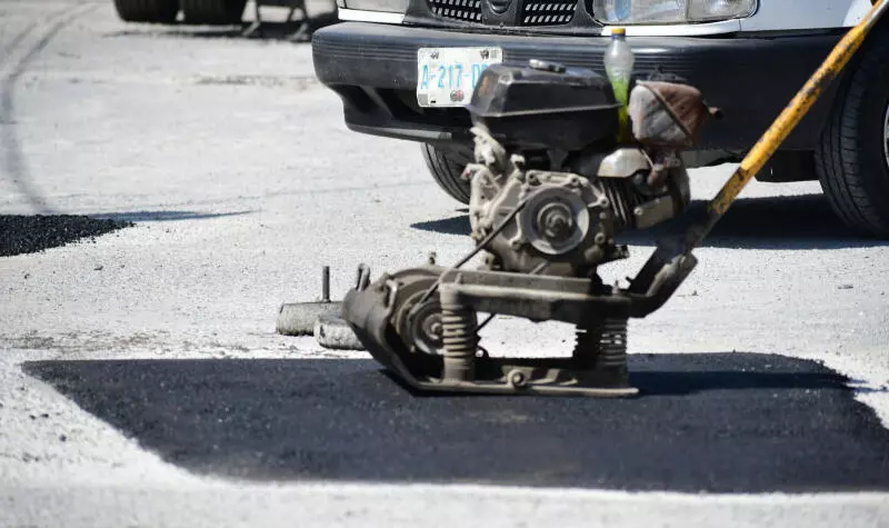 El Ayuntamiento de Monclova mantiene activas las brigadas de bacheo con una aplicación diaria aproximada de 15 toneladas de carpeta asfáltica.