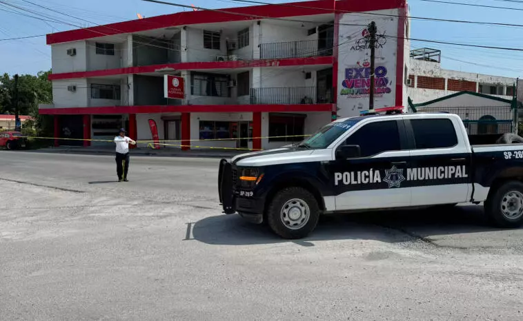 La reposición de 593.12 metros lineales de tubería y tomas domiciliarias obligó al cierre parcial de la transitada vialidad durante la mañana de este jueves. 