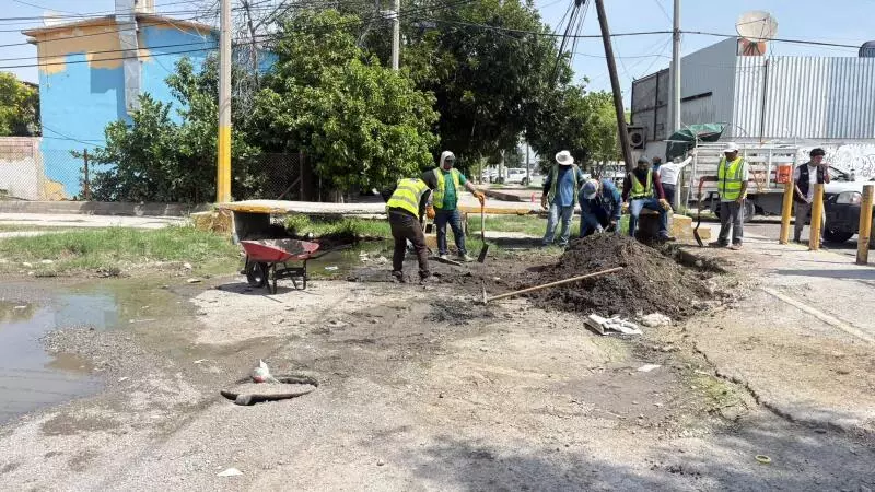 Entre los residuos hallados en el pozo de visita se encontraron pedazos de sillas y otros artículos de uso doméstico.
