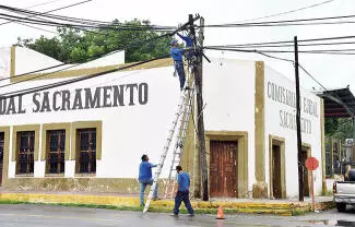 Para realizar el reemplazo de un poste de telefonía que resultó dañado, la mañana de este viernes acudió personal de Telmex al municipio.