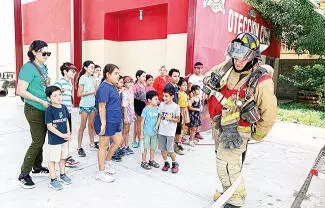 Niñas y niños participantes realizaron una visita a la Estación de Bomberos de San Buenaventura