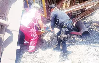 La víctima no calculó bien cuando estaba haciendo un corte en la estructura
