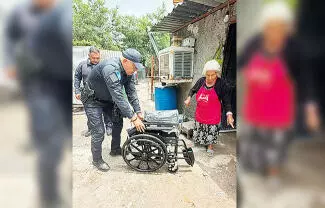 Entregan el beneficio a la señora Rebeca Herrera, de 83 años de edad