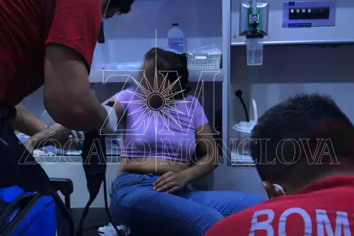 La dama fue auxiliada por paramédicos de Bomberos.