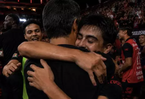 Gil Mora volvió tras el Mundial 2026 para marcar el penal con el que Xolos derrotó a León. Después corrió hacia el córner, donde se fundió en un abrazo con su padre, Gilberto Mora Senior, en la primera ocasión que ambos compartieron un partido del primer equipo.