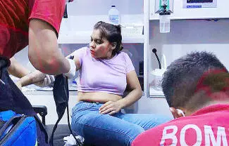 Según su versión, el hombre reaccionó de manera violenta y comenzó a golpearla en diferentes partes del cuerpo