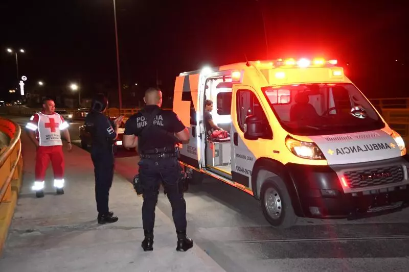 En cuestión de minutos, elementos de la Policía Municipal y paramédicos de la Cruz Roja arribaron al sitio para intervenir y verificar la situación.
