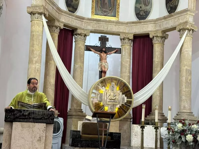 Destacó que levantar la mano y buscar ayuda es primordial para eliminar los pensamientos suicidas, mientras que la combinación perfecta, dijo, es ayuda profesional y espiritual.