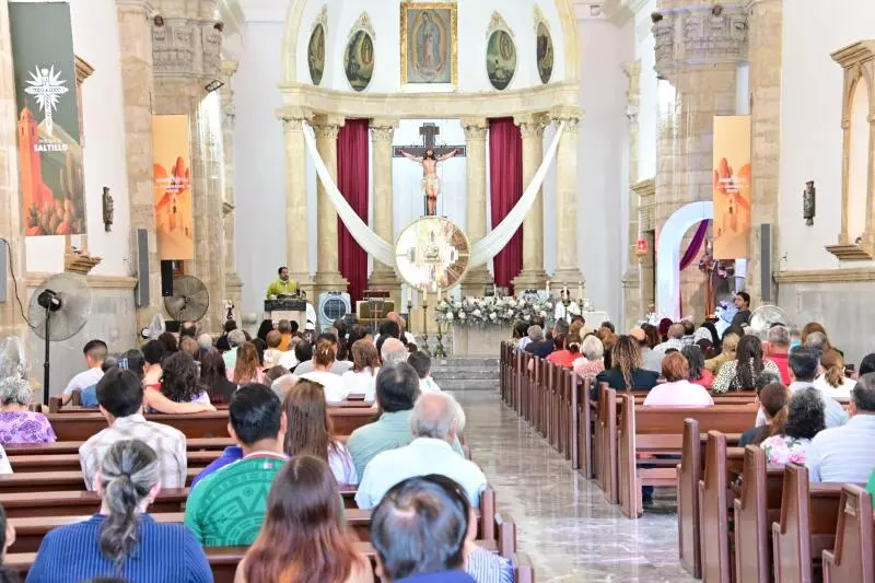 Basándose en el Evangelio, explicó que Jesús compara el Reino de los Cielos con un tesoro escondido, el cual solo puede encontrarse cuando la persona es capaz de quitar las “vendas” que nublan su visión espiritual.
